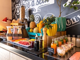 Café da manhã com buffet todos os dias mediante uma taxa