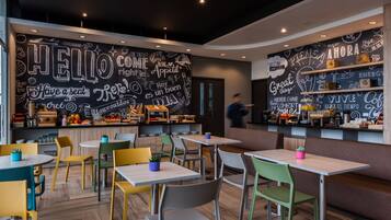 Café da manhã com buffet todos os dias mediante uma taxa