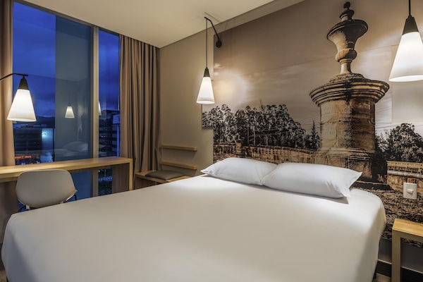 Caja de seguridad en la habitación y escritorio