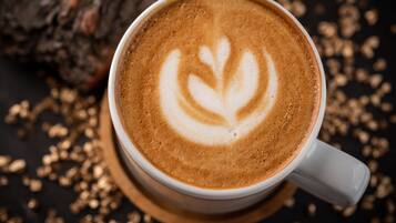 Una taza de café con arte de latte en una taza blanca.