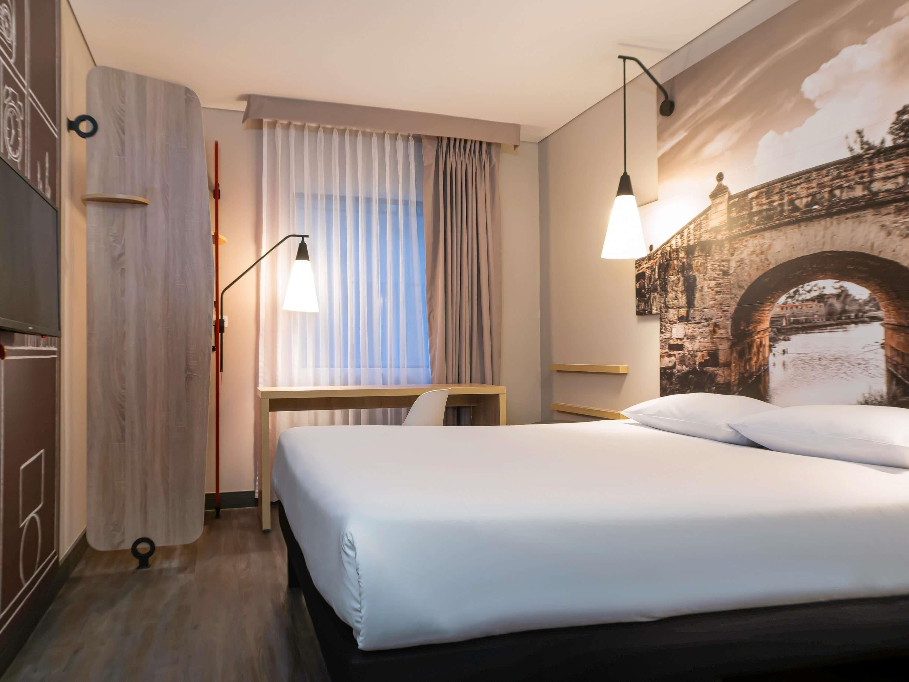 خزنة داخل الغرفة ومكتب ومساحة عمل للكمبيوتر المحمول وتجهيزات عازلة للصوت