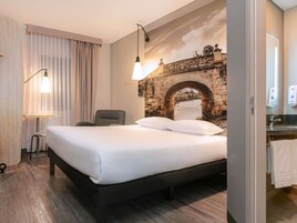 Caja de seguridad en la habitación y escritorio