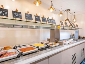 Päivittäinen täysi aamiainen (15.95 GBP per henkilö)