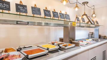 Πλήρες πρωινό καθημερινά (15.95 GBP/άτομο)