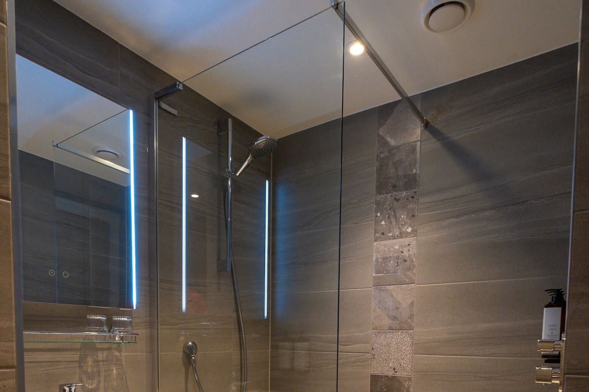 Een douche, milieuvriendelijke toiletartikelen, een haardroger