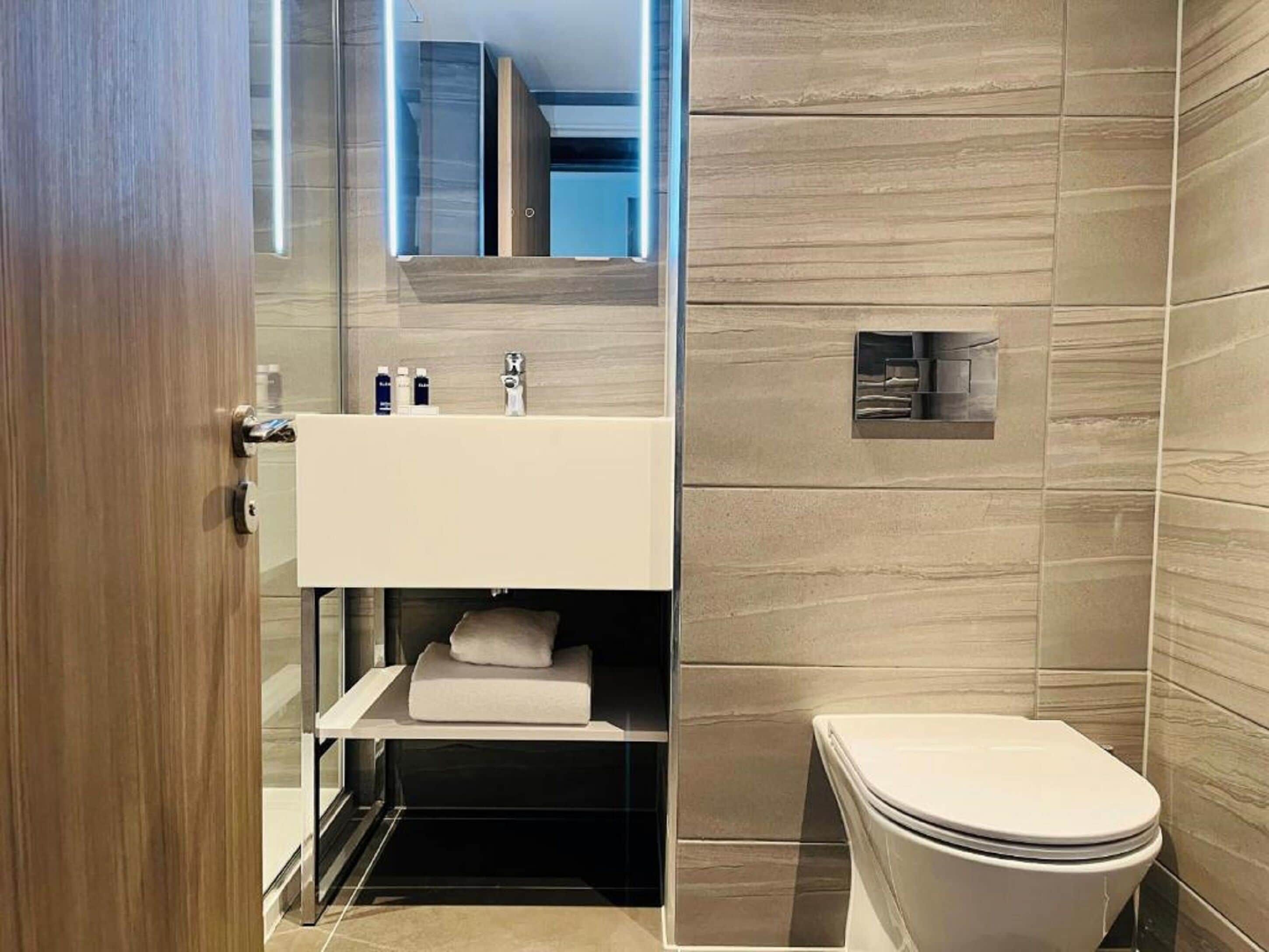 classic room, 2 single beds | bathroom | shower, eco-friendly toiletries, hair dryer, towels