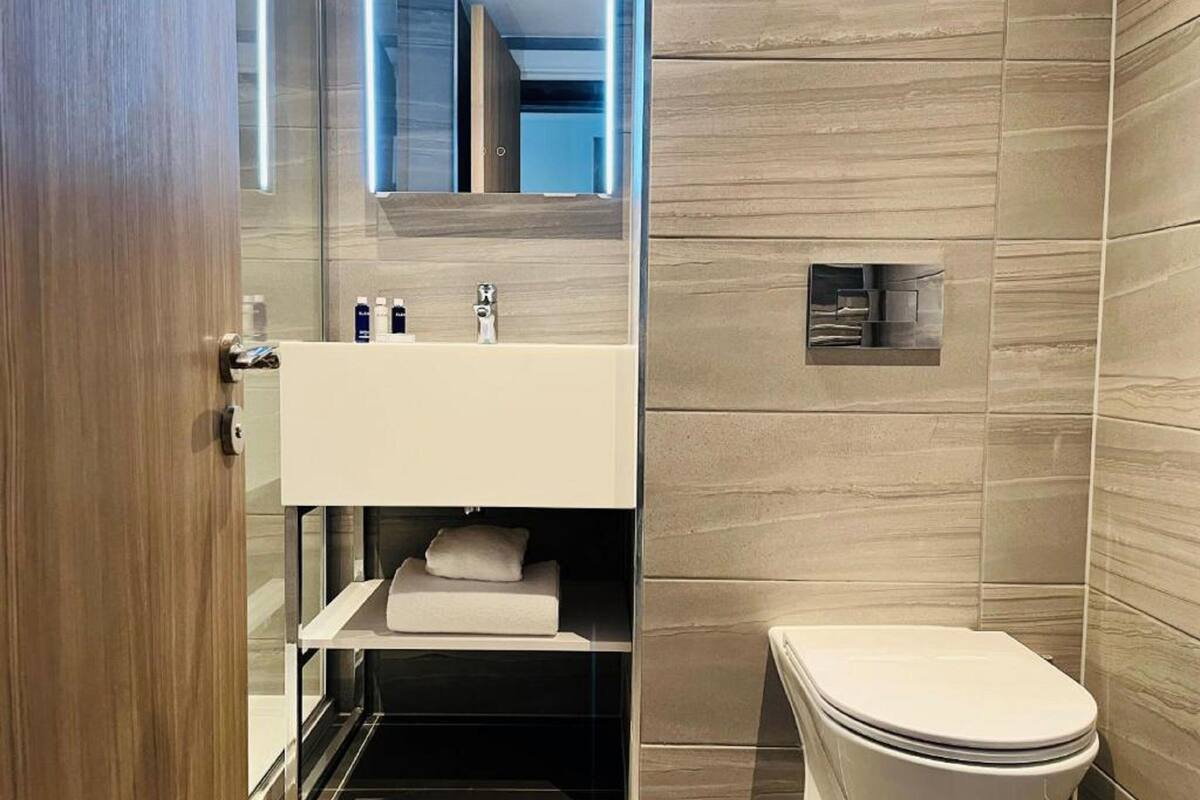 classic room, 2 single beds | bathroom | shower, eco-friendly toiletries, hair dryer, towels