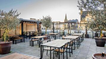 Serveert ontbijt, lunch en diner