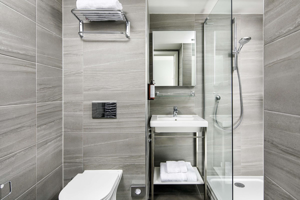 Shower, eco-friendly toiletries, hair dryer, towels