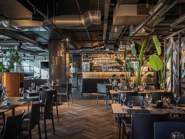 Breakfast, lunch and dinner served - Mercure Newport Hotel (Newport)