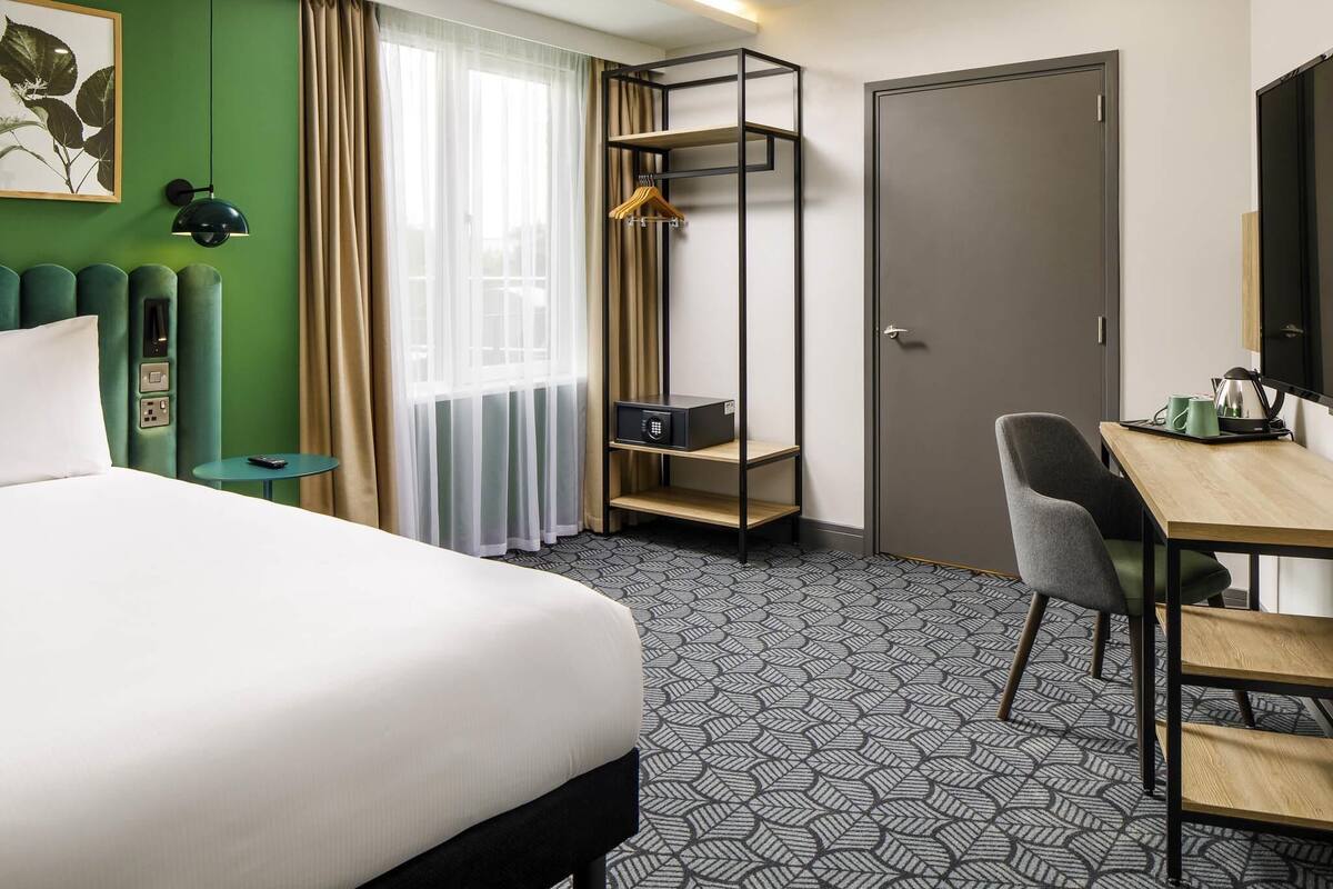 Rom – standard, 1 dobbeltseng, tilgjengelighetstilpasset | Skrivebord, lydisolert og wi-fi (inkludert)