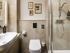 Desk, soundproofing, WiFi (free) - ibis Styles London Seven Kings (Ilford)