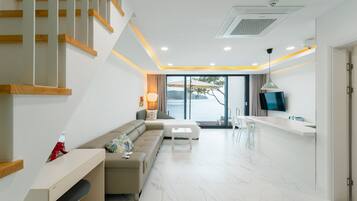 Pool Villa H Type (1001) | Salle de séjour | Télévision LCD