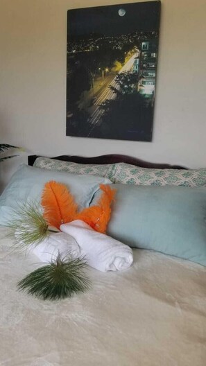 3 habitaciones, tabla de planchar con plancha, wifi y ropa de cama 