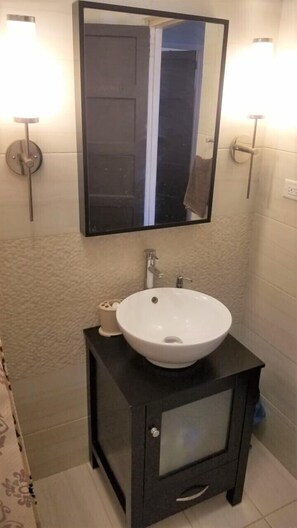 Ducha, toallas, jabón, papel higiénico