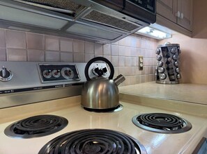 冰箱、微波炉、烤箱、炉灶