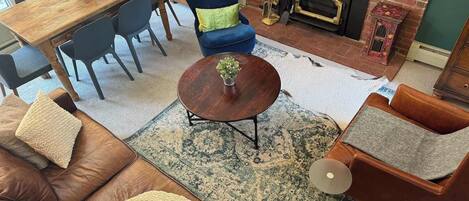 Télévision, cheminée, espaces bureaux