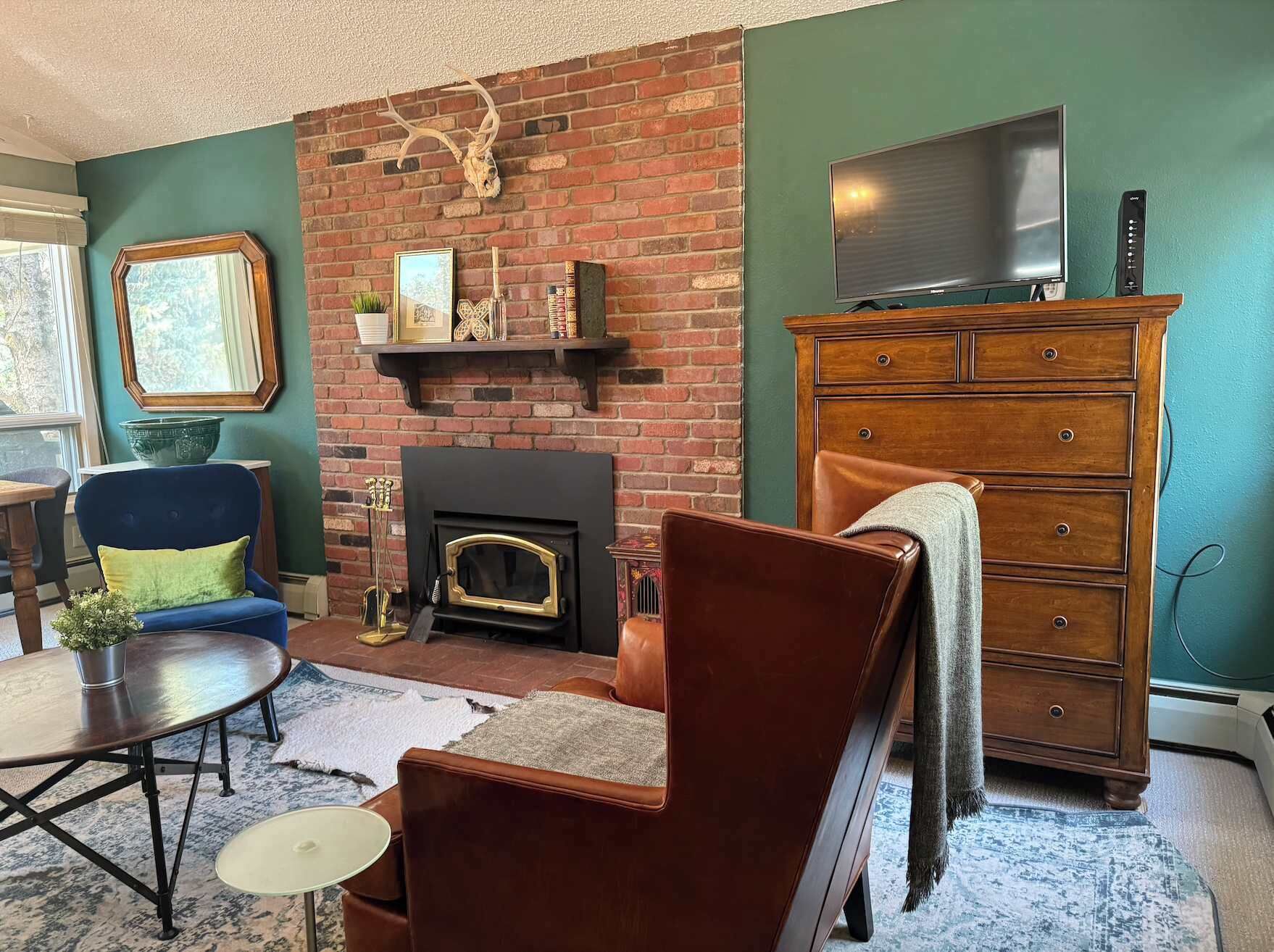 Televisión, chimenea, oficina