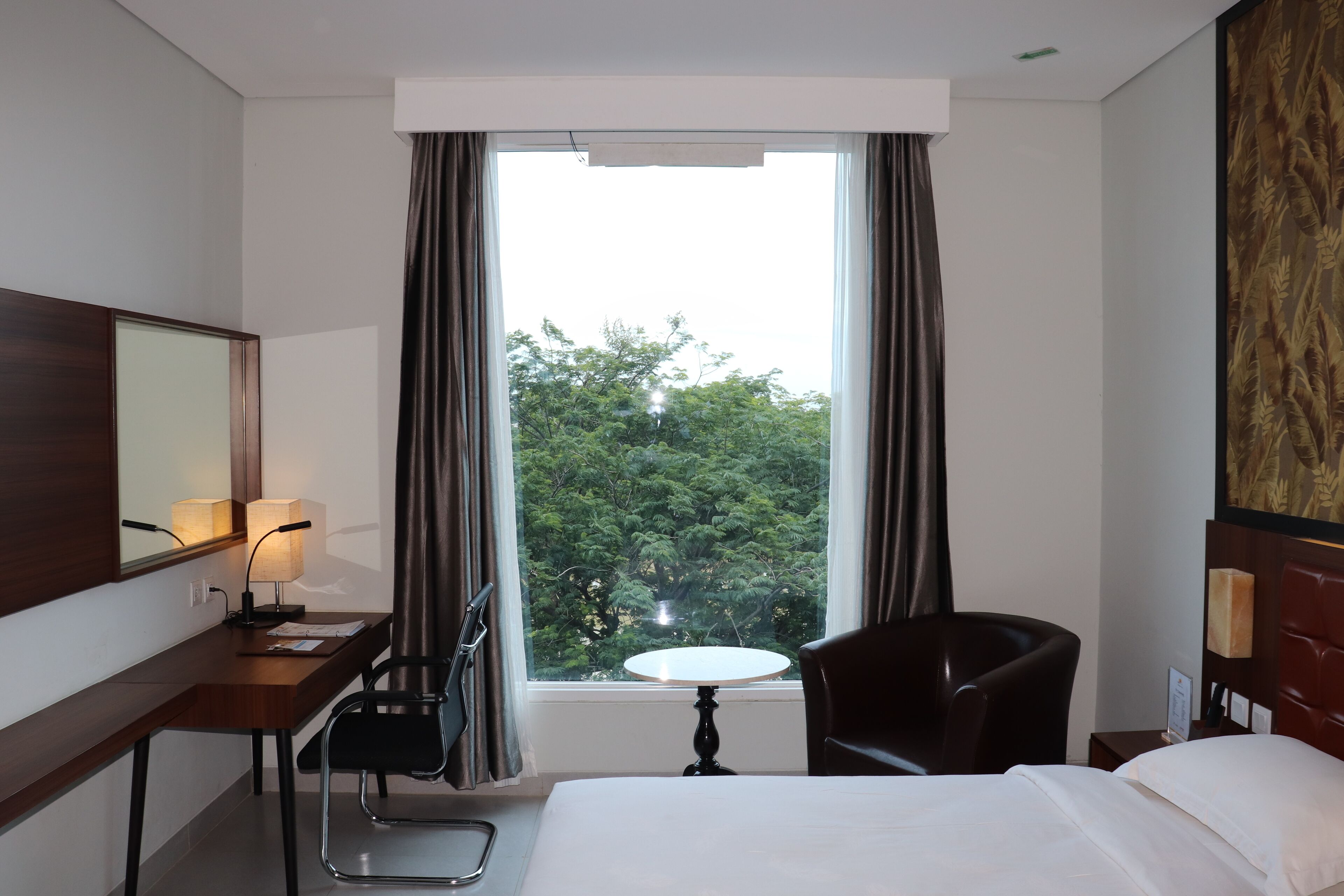 Grand tweepersoonskamer | Een minibar, een kluis op de kamer, een bureau, gratis wifi