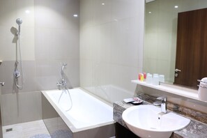 Rainfall showerhead, free toiletries, hair dryer, slippers - Pakons Prime Hotel (Tangerang)