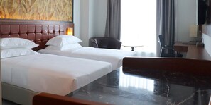 Minibar, brankas, meja kerja, dan Wi-Fi gratis