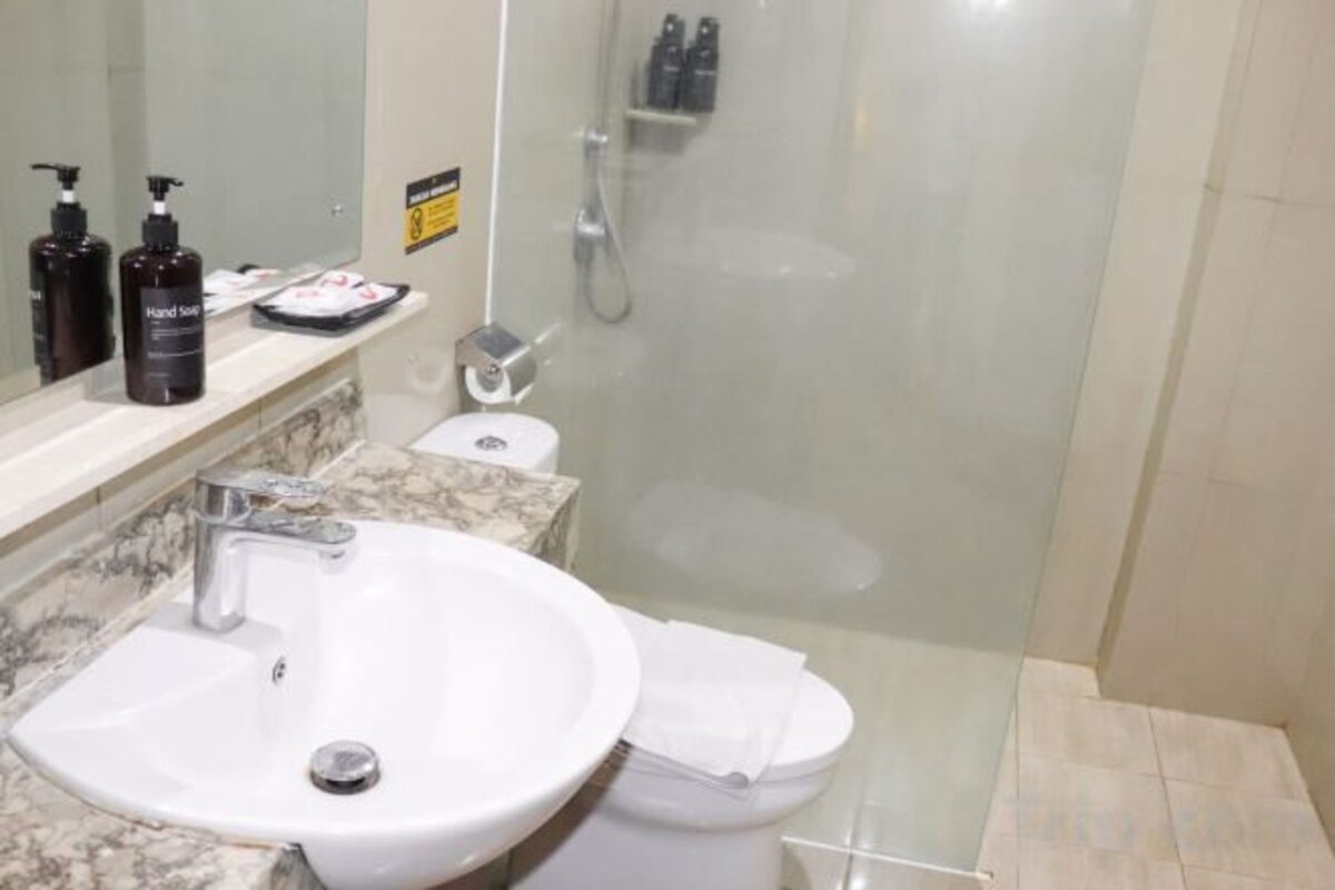 Rainfall showerhead, free toiletries, hair dryer, slippers