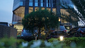 Um edifício com vários andares e um letreiro chamativo para o 
