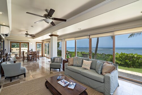 Large Family Retreat on Calm Swimming Beach, A/C