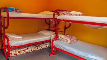 Habitación con literas, dos camas, cada una con almohada y manta.