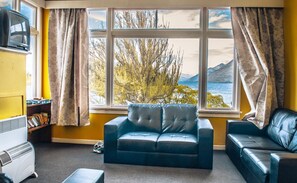 6 Beds Female Dormitory | Living room - Lakeside Backpackers (Queenstown)