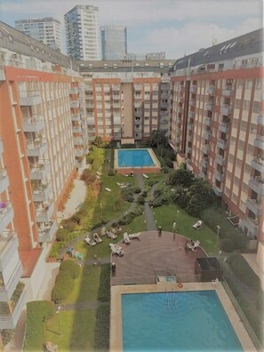 Una piscina al aire libre, una piscina climatizada