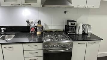 Microondas, cafetera/tetera, tostadora, utensilios de cocina