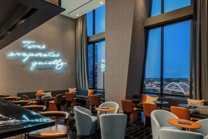 2 bars/lounges, cocktail bar