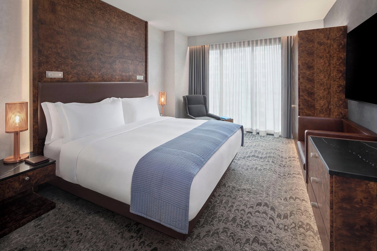 Deluxe suite, 1 slaapkamer, niet-roken | Luxe beddengoed, pillowtop-bedden, een minibar, een kluis op de kamer