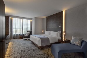 Luxe suite, 1 slaapkamer, uitzicht op de stad | Luxe beddengoed, pillowtop-bedden, een minibar, een kluis op de kamer