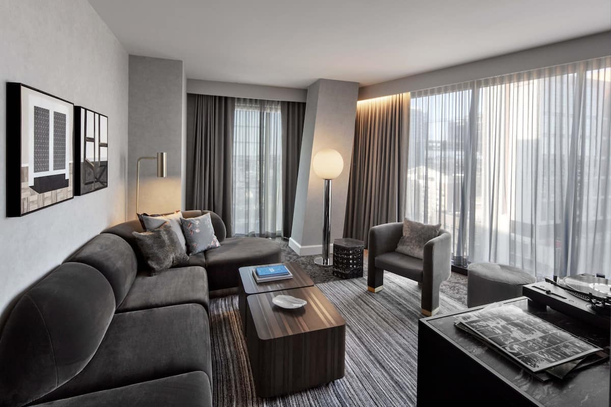 Suite, 1 slaapkamer, niet-roken, uitzicht op stad (Corner) | Woonkamer | Een ledtelevisie, een iPad, Netflix en streamingdiensten