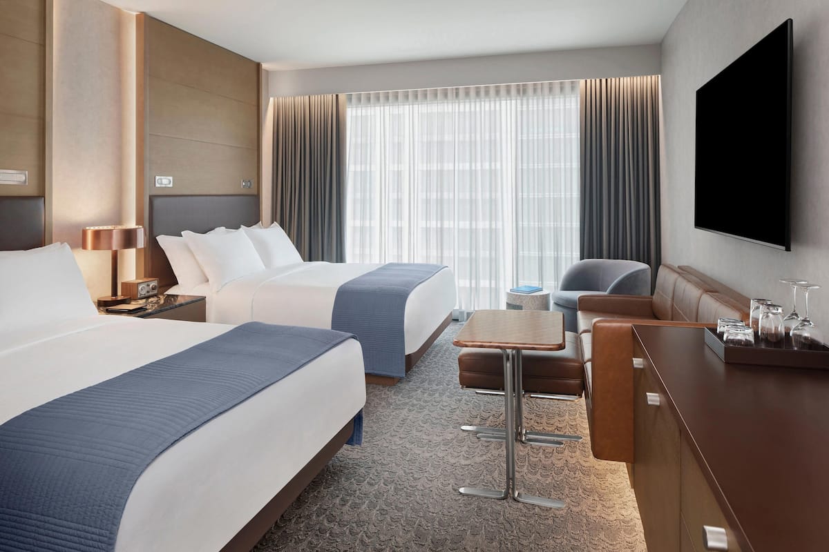 Luxe beddengoed, pillowtop-bedden, een minibar, een kluis op de kamer