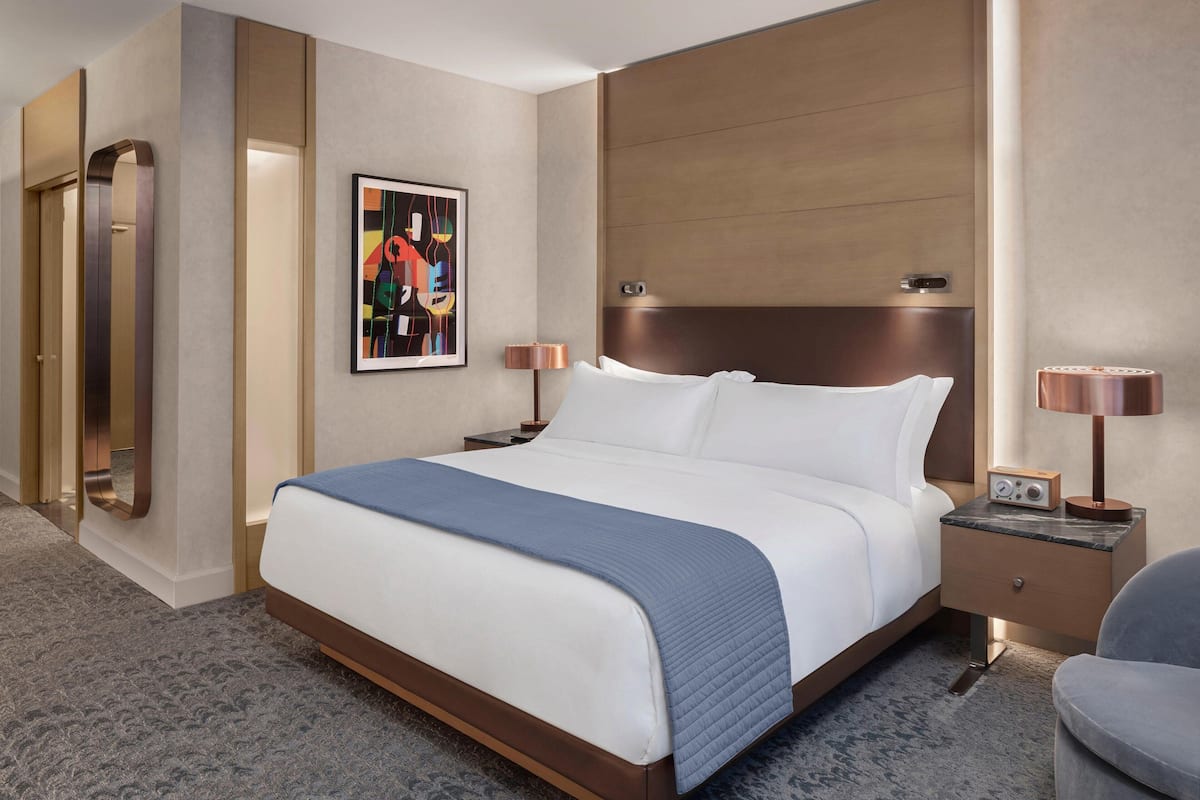 Luxe beddengoed, pillowtop-bedden, een minibar, een kluis op de kamer