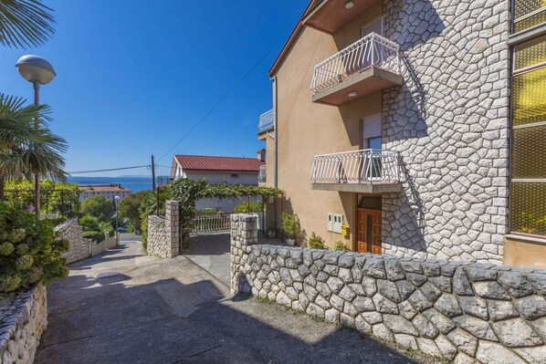 Exterior - Holiday apartment mit Terrasse und Klimaanlage (Crikvenica)