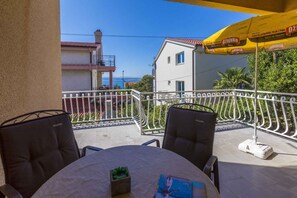 Outdoor dining - Holiday apartment mit Terrasse und Klimaanlage (Crikvenica)