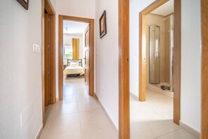 A hallway with a bed, a shower, and a door leading to another room. - Bright 2 Bedroom Villa with Private Pool - LO4LT (Torre-Pacheco)