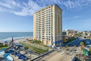 在海滩、沙滩椅、沙滩毛巾