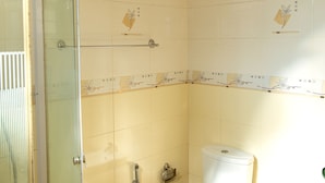 Deluxe Double Room | Bathroom | Shower, free toiletries, bidet, towels - Nioka Holiday Bunglow (Labukele)