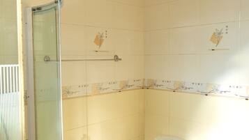 Deluxe tweepersoonskamer | Badkamer | Een douche, gratis toiletartikelen, een bidet, handdoeken