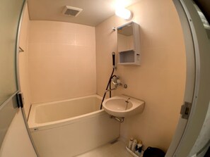 Apartment (303) | Bathroom | Combined shower/bathtub, deep-soaking bathtub, rainfall showerhead - Big Stone Tsukuda 303 (Aomori)
