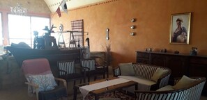 Apartamento família, 3 quartos | Área de estar | TV de tela plana 32 polegadas com canais via satélite, TV