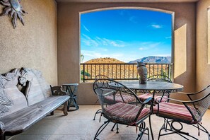 Outdoor dining - 4098 Coral Ridge, The 19th Hole in Coral Ridge, near golf course, firepit, heated pool, SLP 12 (Washington)