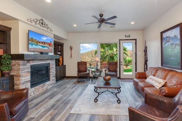 Televisión, chimenea, reproductor de DVD y estéreo 