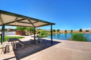 A covered picnic area with tables and benches, a pool, and a view of mountains. - 4098 Coral Ridge, The 19th Hole in Coral Ridge, near golf course, firepit, heated pool, SLP 12 (Washington)