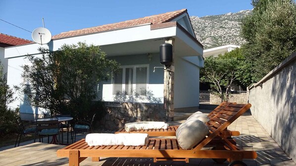 Outdoor dining - Holiday home with garden (Ribarica)